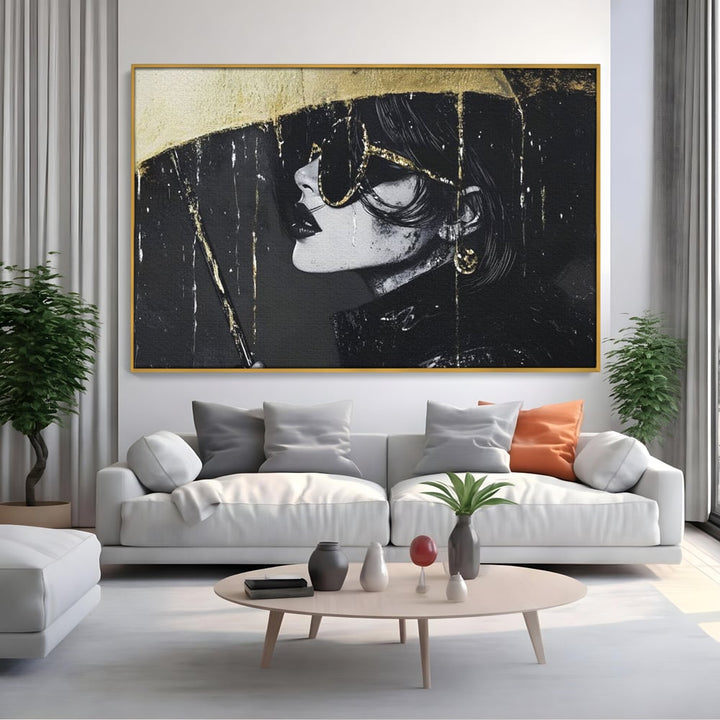 Tablou canvas cu tablou canvas cu portret de femeie, in rama de aluminiu auriu, pe perete intr-un living