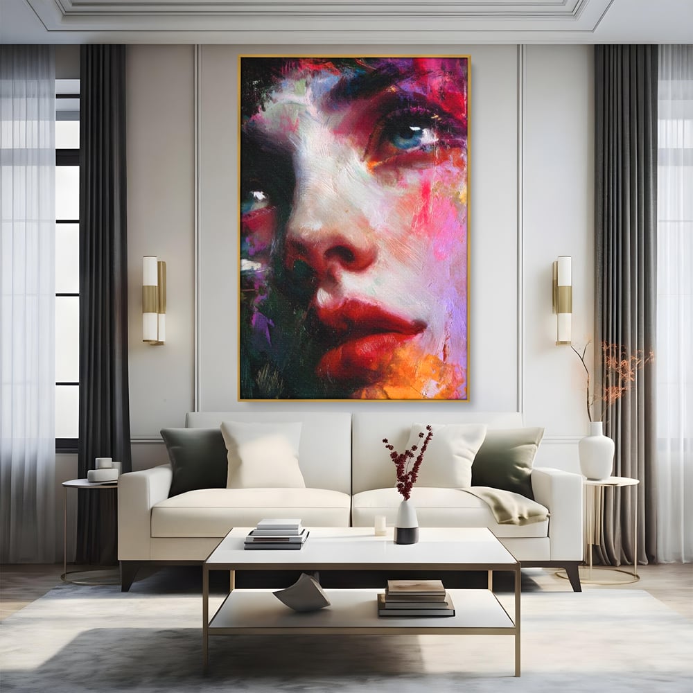 Tablou canvas cu tablou canvas cu portret expresionist de femeie, in rama de aluminiu auriu, pe perete intr-un living