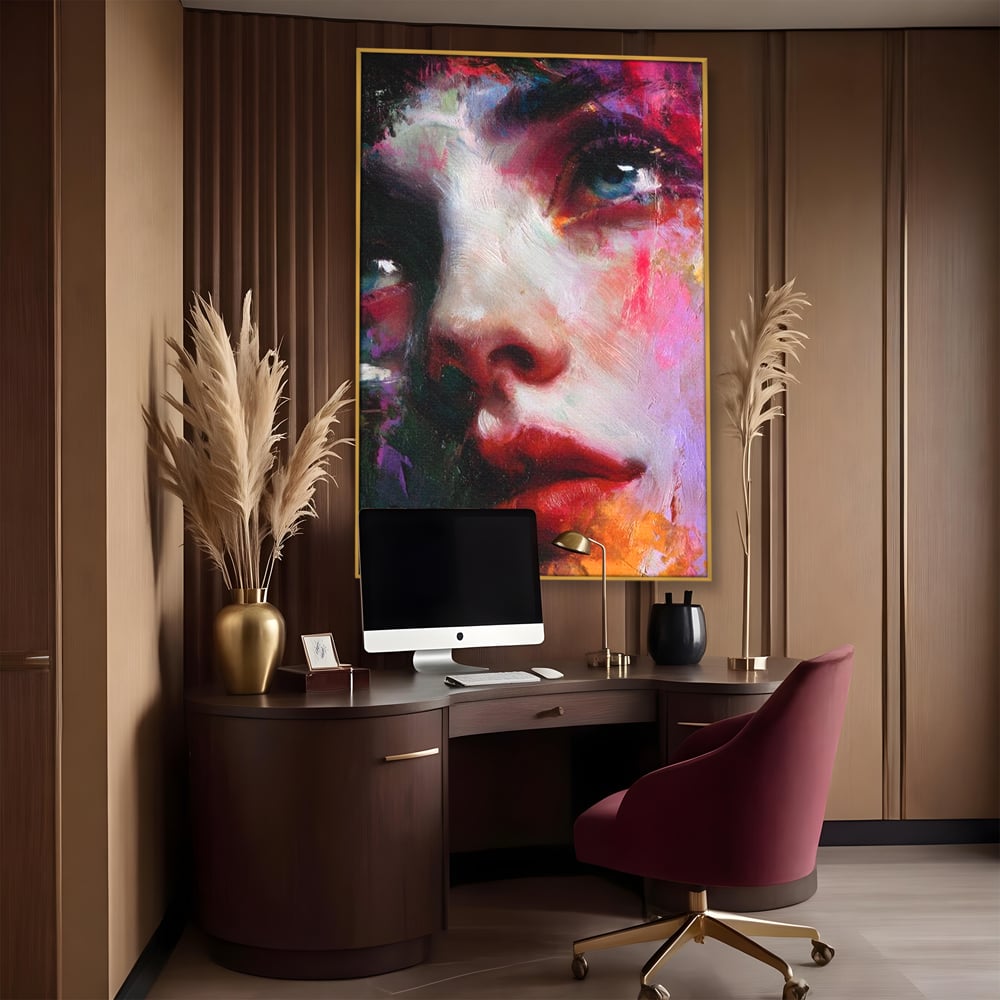 Tablou canvas cu tablou canvas cu portret expresionist de femeie, in rama de aluminiu auriu, pe perete intr-un birou