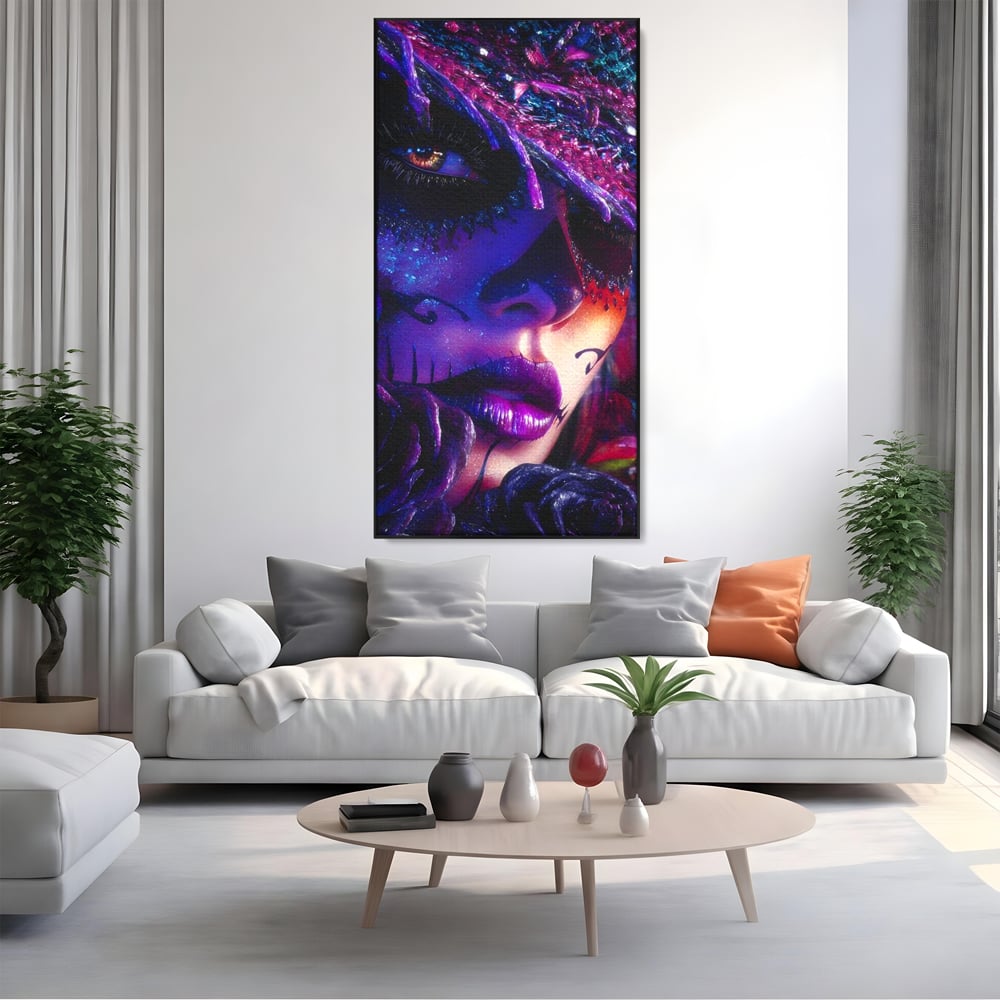 Tablou canvas cu tablou canvas cu portret feminin mov, in rama de aluminiu negru, pe perete intr-un living
