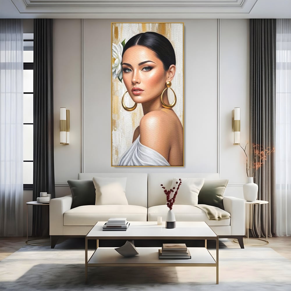 Tablou canvas cu tablou canvas cu portret de femeie, in rama de aluminiu auriu, pe perete intr-un living