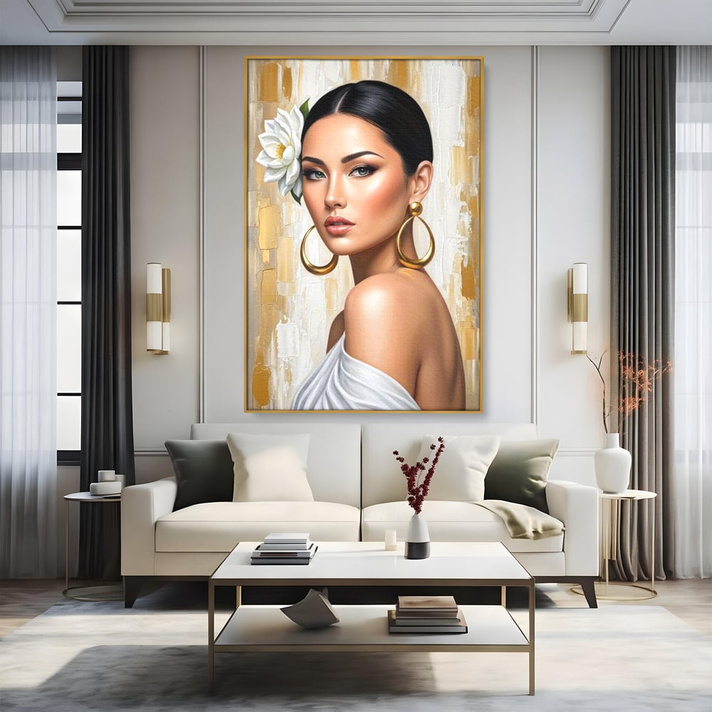 Tablou canvas cu tablou canvas cu portret de femeie, in rama de aluminiu auriu, pe perete intr-un living