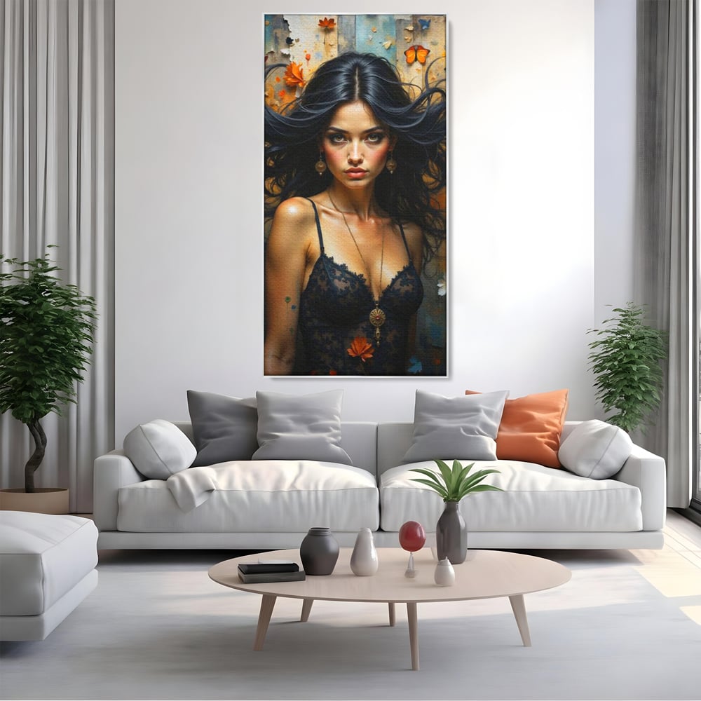 Tablou canvas cu tablou canvas cu portret de femeie par negru fluturi si frunze, in rama de aluminiu argintiu, pe perete intr-un living