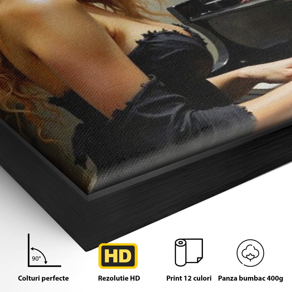 Detaliu al suprafetei: tablou canvas cu femeie blonda la pian, in rama de aluminiu negru