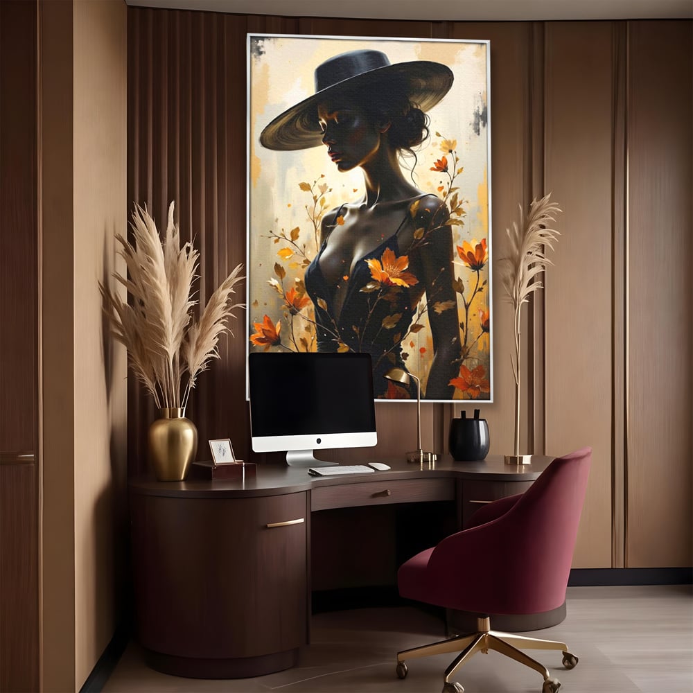 Tablou canvas cu tablou canvas cu silueta feminina, in rama de aluminiu argintiu, pe perete intr-un birou