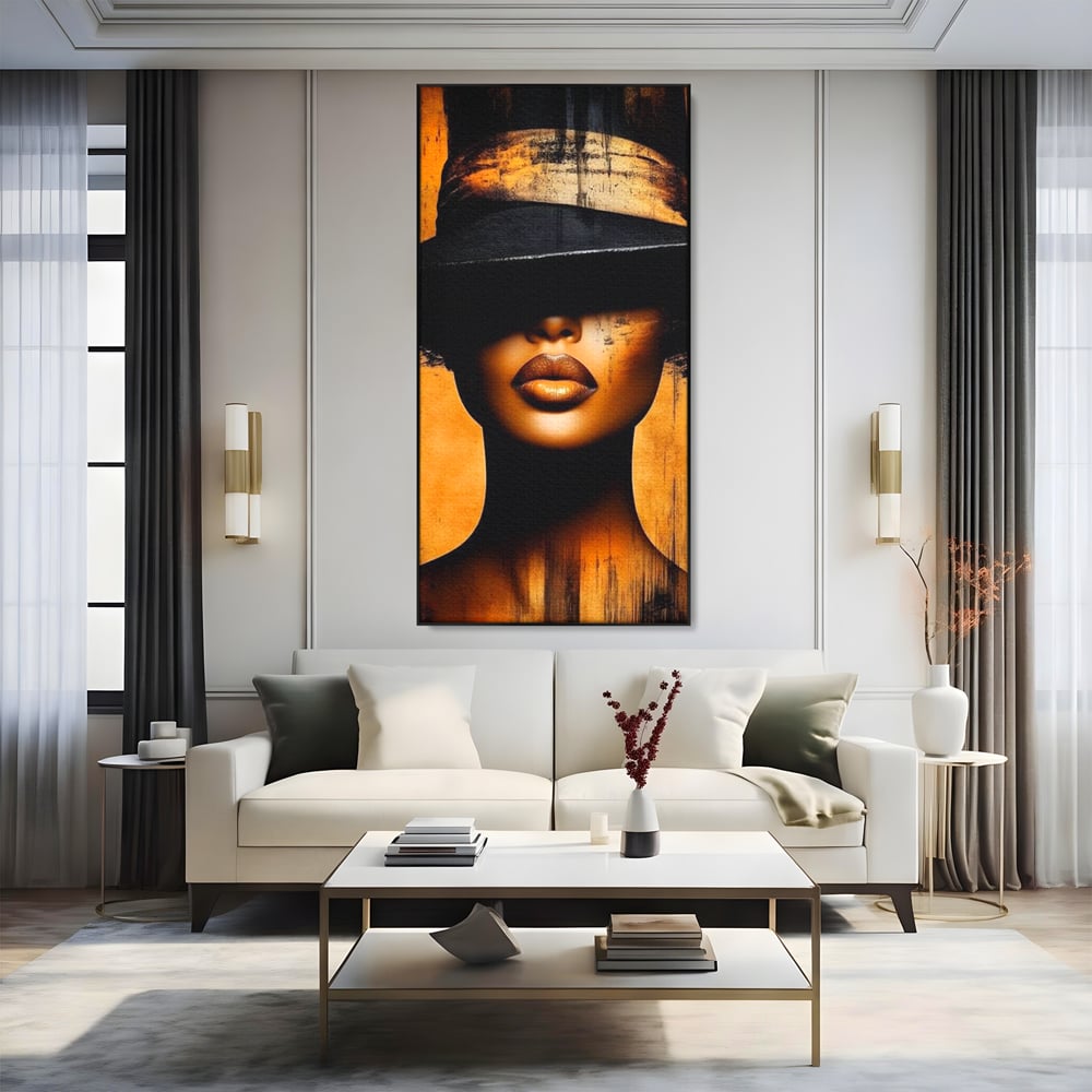 Tablou canvas cu tablou canvas cu buze si palarie, in rama de aluminiu negru, pe perete intr-un living