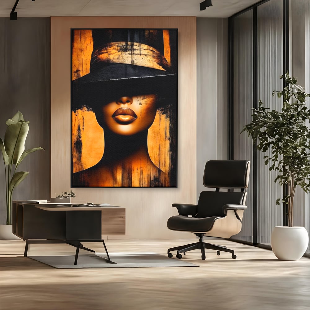 Tablou canvas cu tablou canvas cu buze si palarie, in rama de aluminiu negru, pe perete intr-un birou
