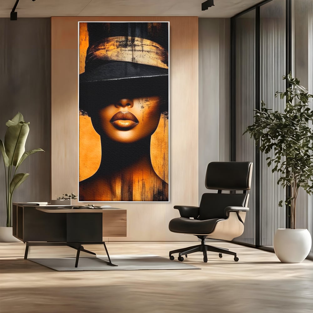 Tablou canvas cu tablou canvas cu buze si palarie, in rama de aluminiu argintiu, pe perete intr-un birou