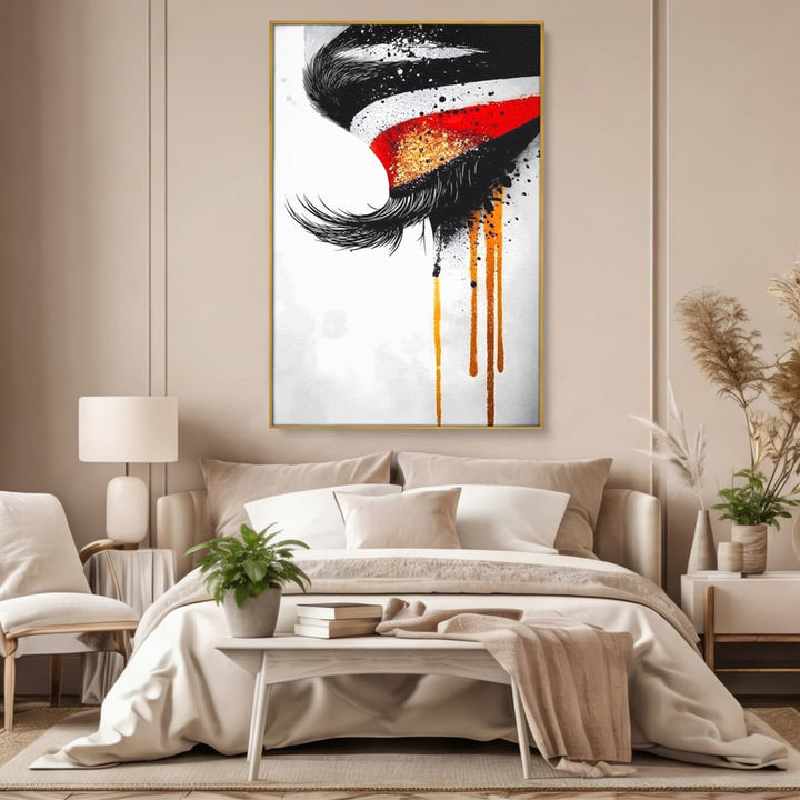Tablou canvas cu tablou canvas cu ochi stilizat, in rama de aluminiu auriu, pe perete intr-un dormitor