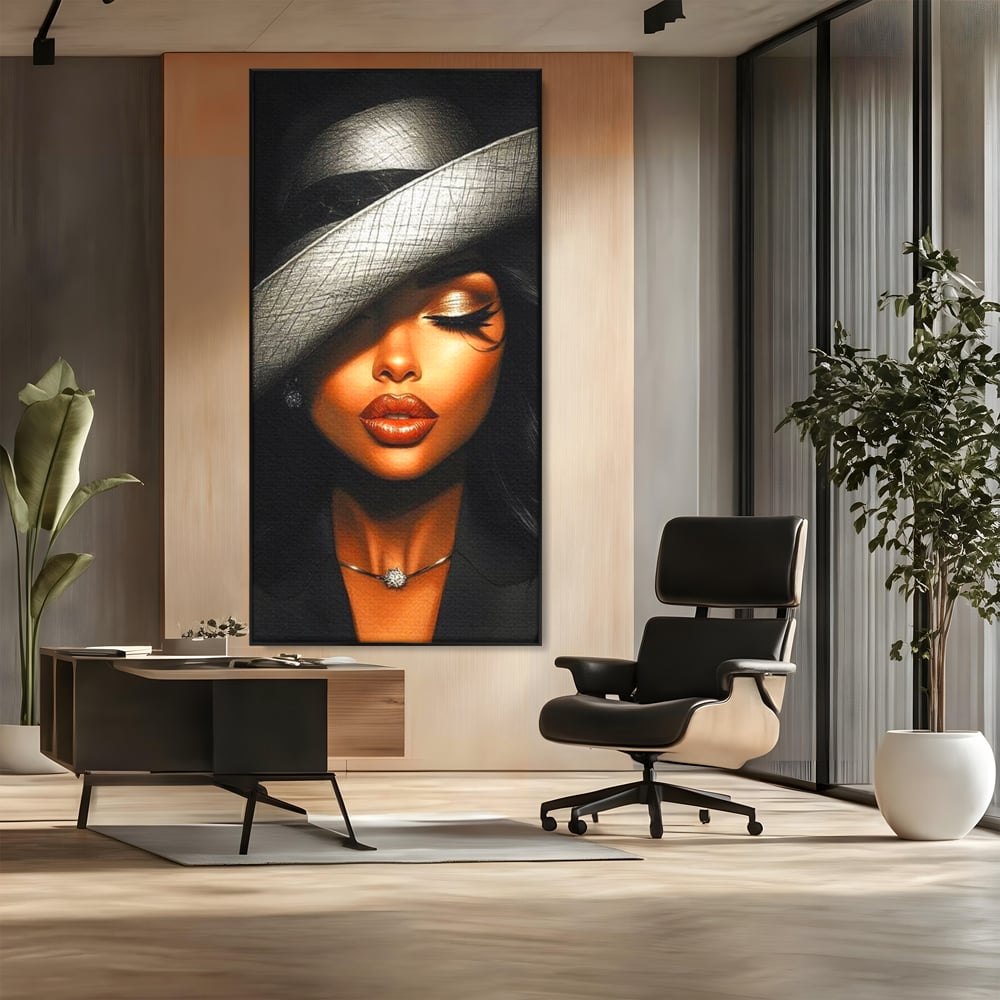 Tablou canvas cu tablou canvas cu femeie si palarie, in rama de aluminiu negru, pe perete intr-un birou