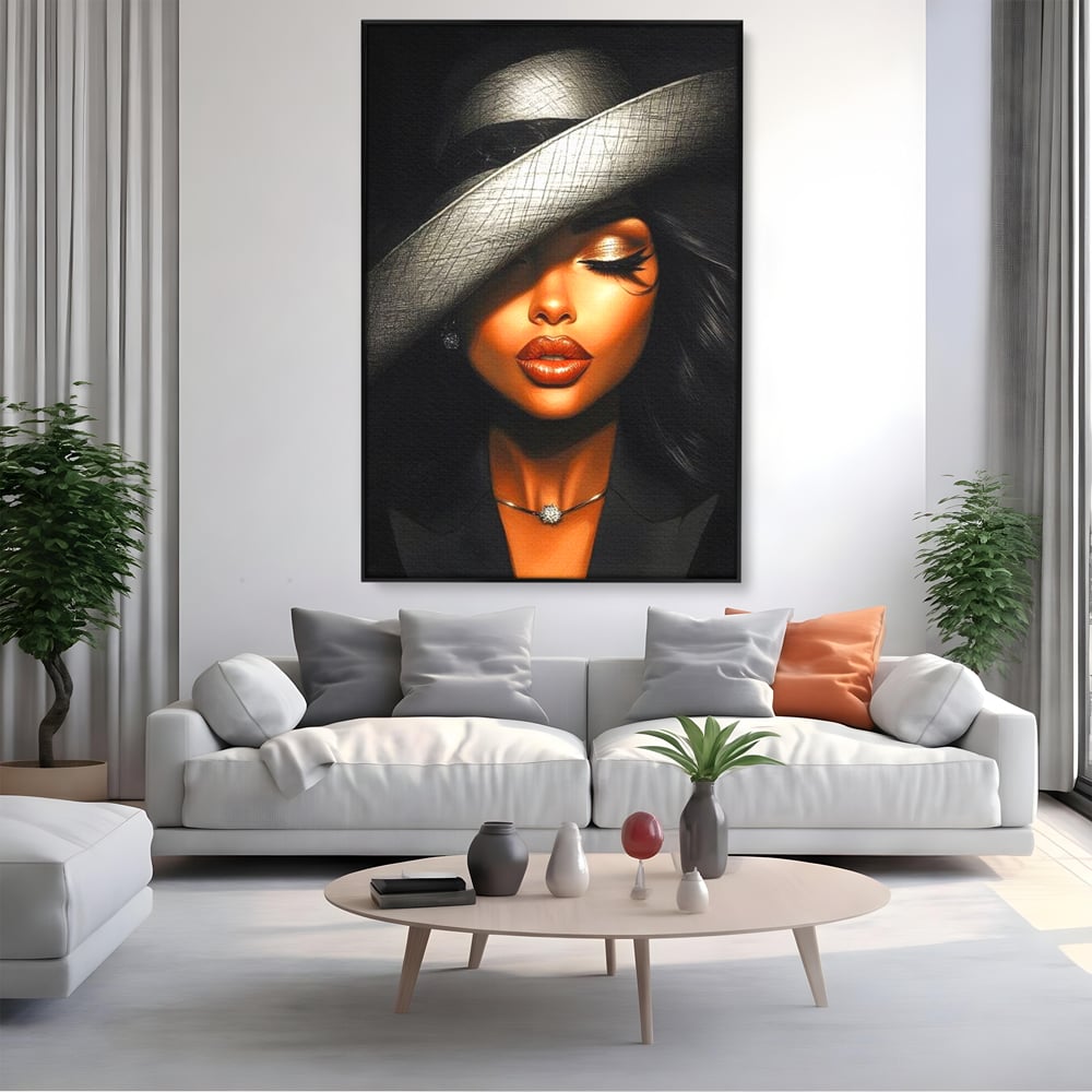Tablou canvas cu tablou canvas cu femeie si palarie, in rama de aluminiu negru, pe perete intr-un living
