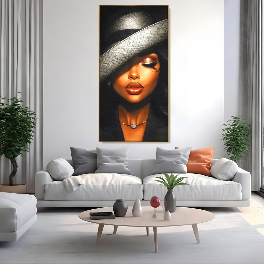 Tablou canvas cu tablou canvas cu femeie si palarie, in rama de aluminiu auriu, pe perete intr-un living