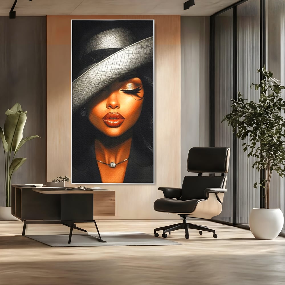 Tablou canvas cu tablou canvas cu femeie si palarie, in rama de aluminiu argintiu, pe perete intr-un birou