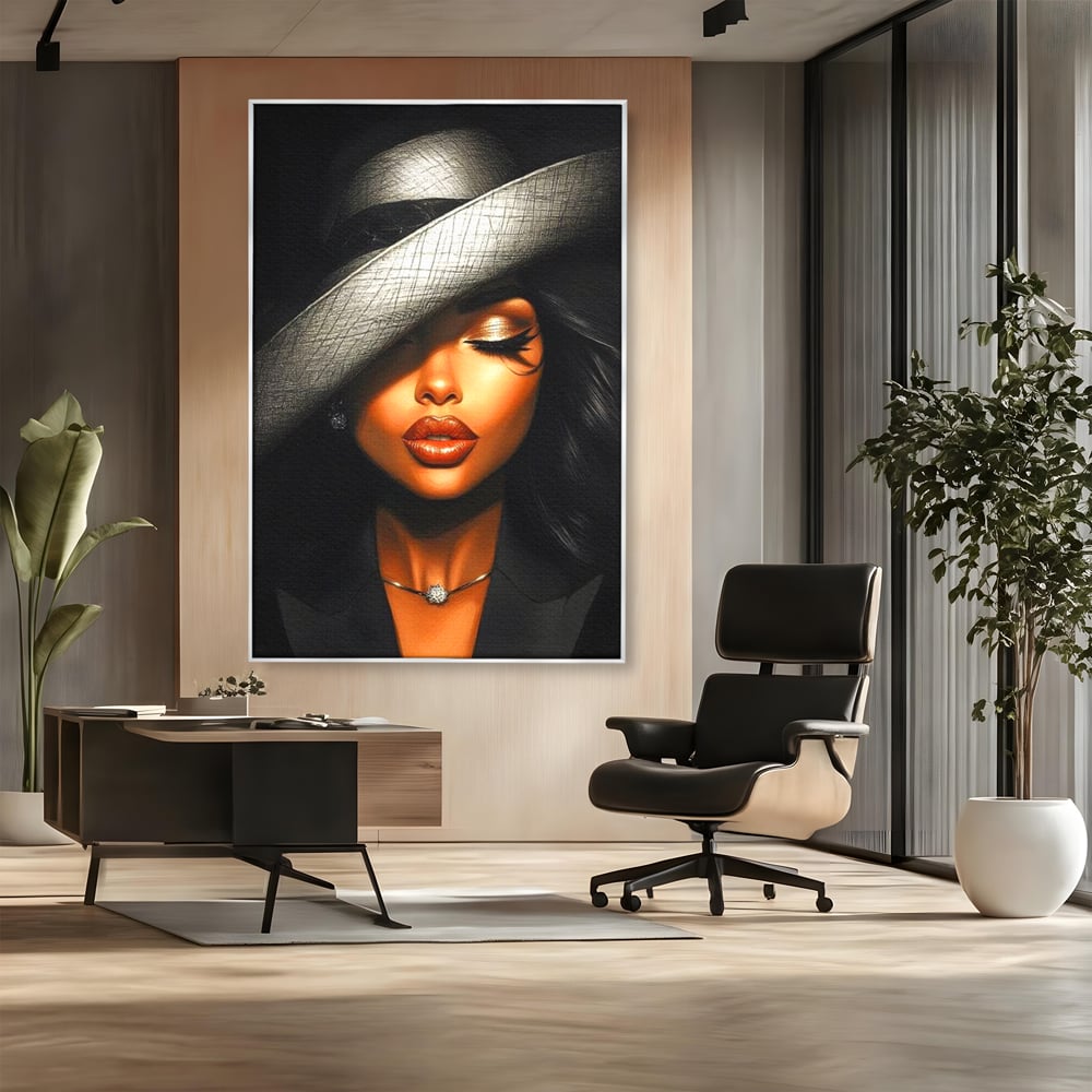Tablou canvas cu tablou canvas cu femeie si palarie, in rama de aluminiu argintiu, pe perete intr-un birou