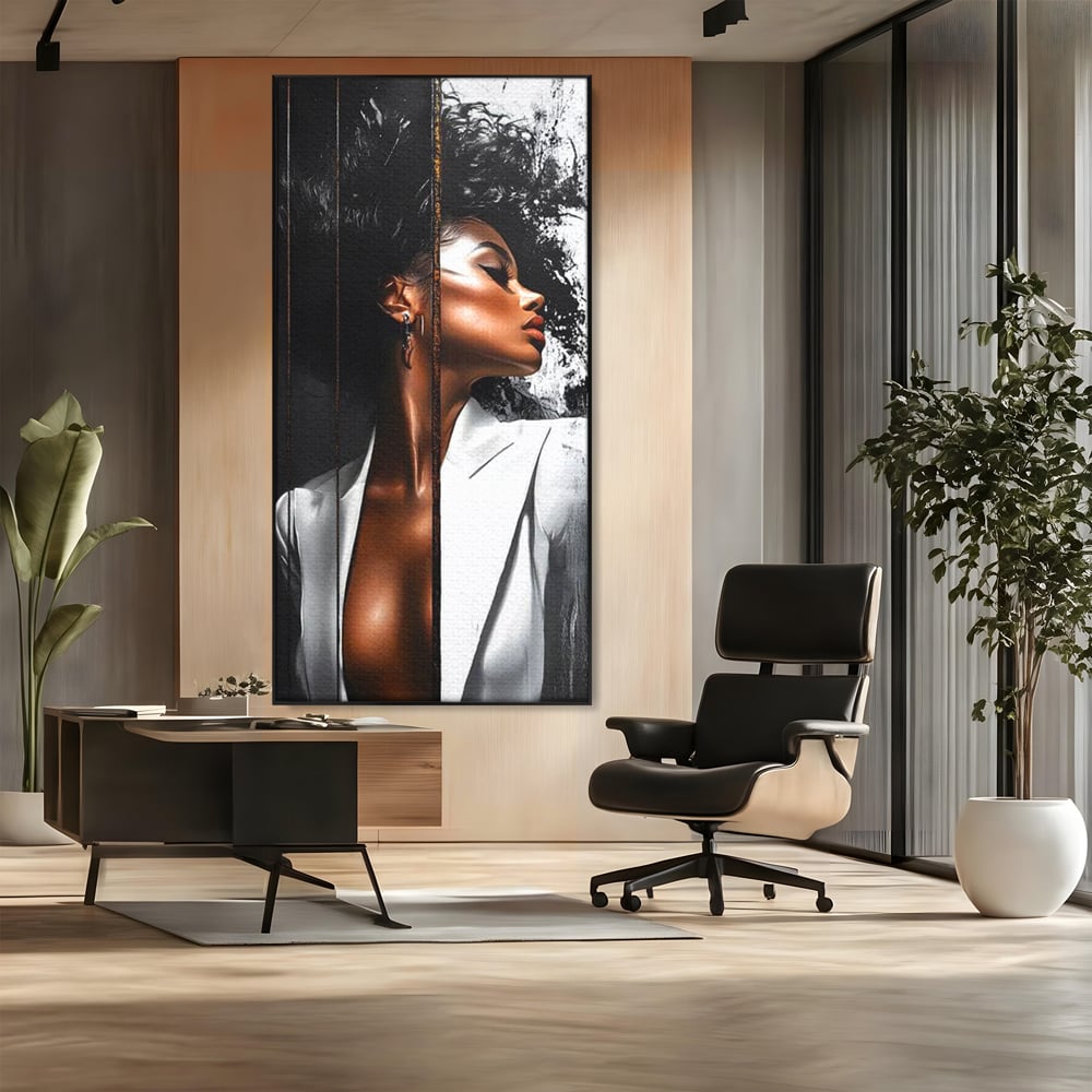 Tablou canvas cu tablou canvas cu portret feminin stilizat, in rama de aluminiu negru, pe perete intr-un birou