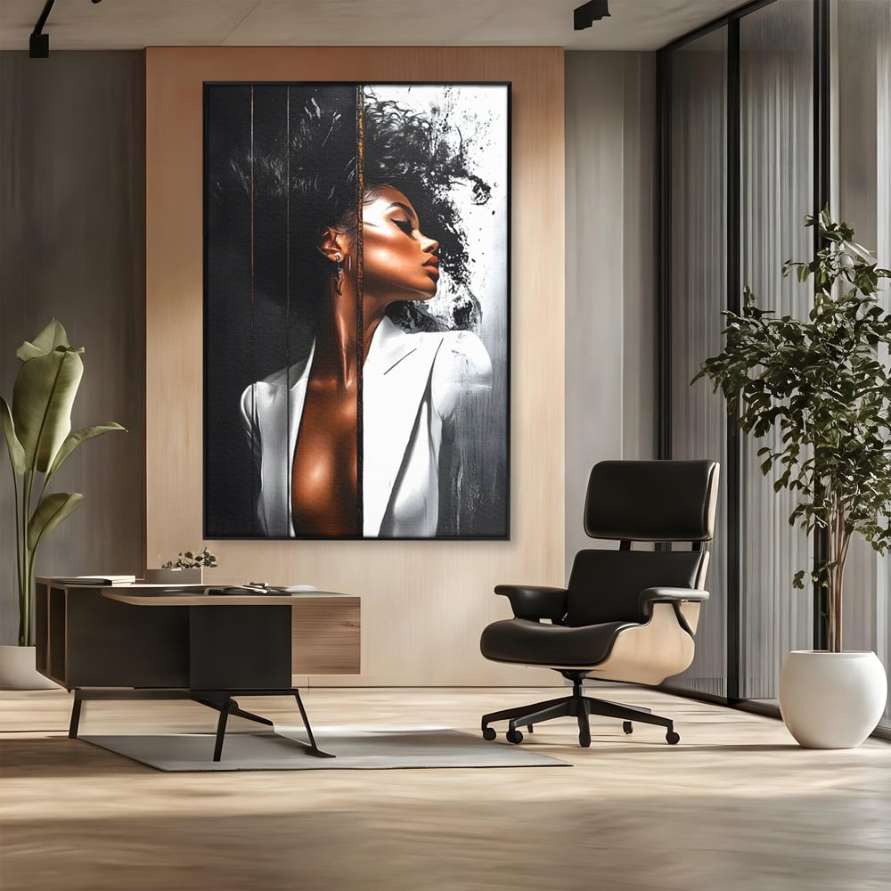 Tablou canvas cu tablou canvas cu portret feminin stilizat, in rama de aluminiu negru, pe perete intr-un birou