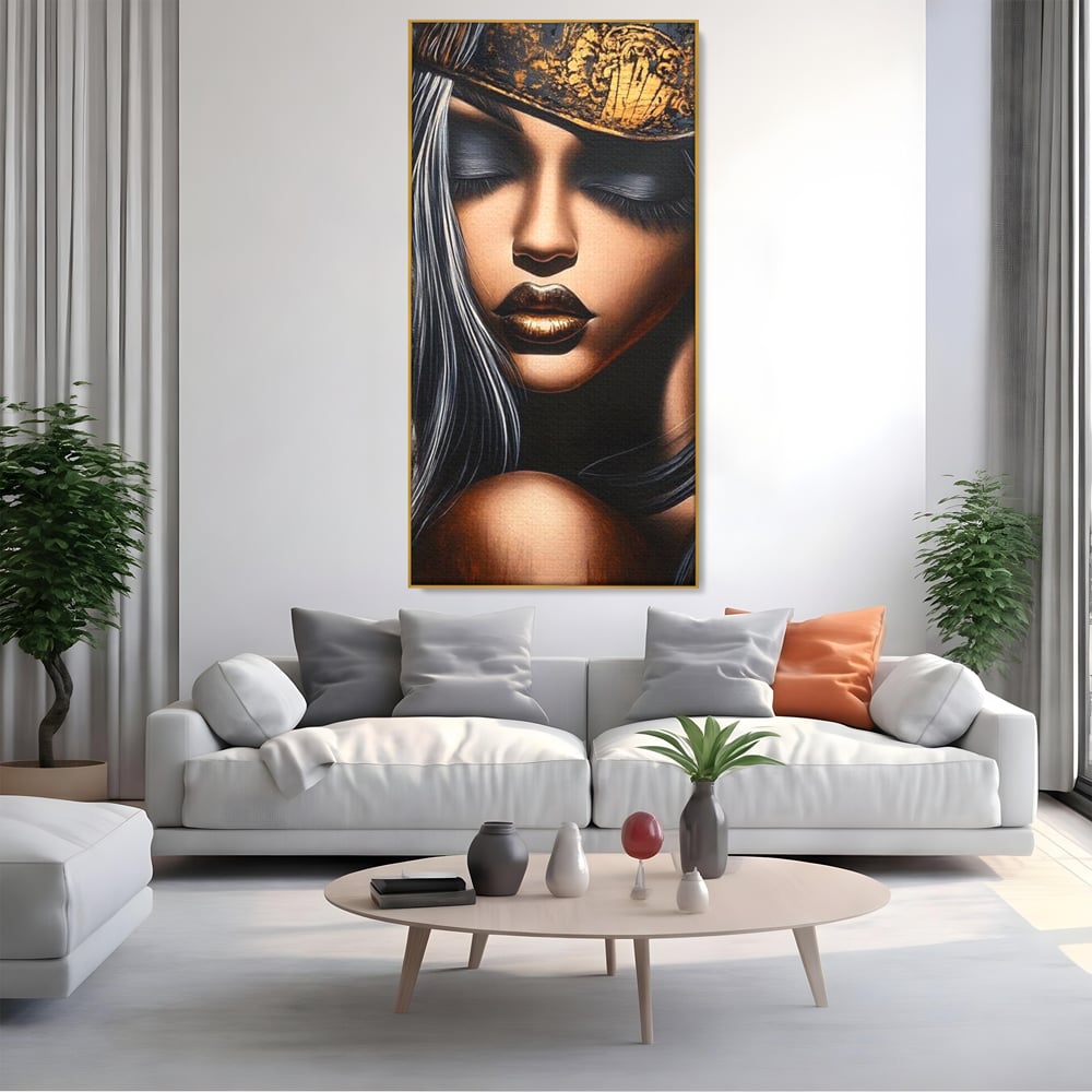 Tablou canvas cu tablou canvas cu femeie si coroana aurie, in rama de aluminiu auriu, pe perete intr-un living