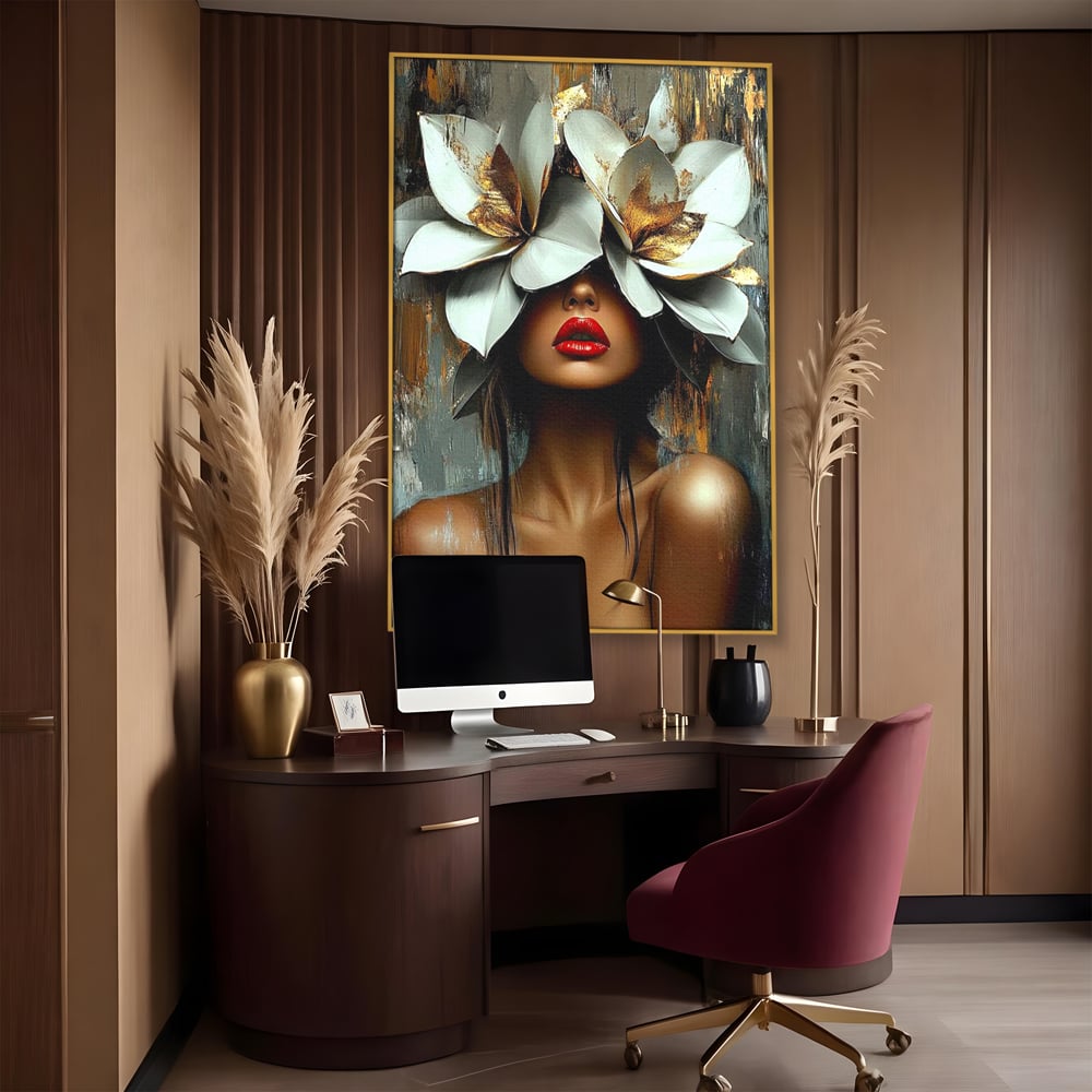 Tablou canvas cu tablou canvas cu femeie si flori, in rama de aluminiu auriu, pe perete intr-un birou