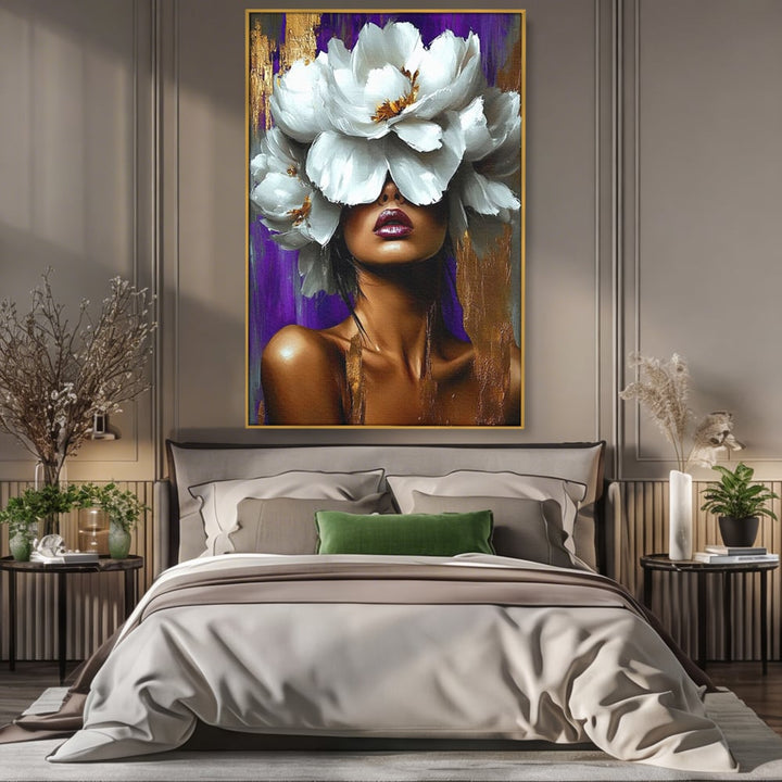 Tablou canvas cu tablou canvas cu femeie si flori albe, in rama de aluminiu auriu, pe perete intr-un dormitor