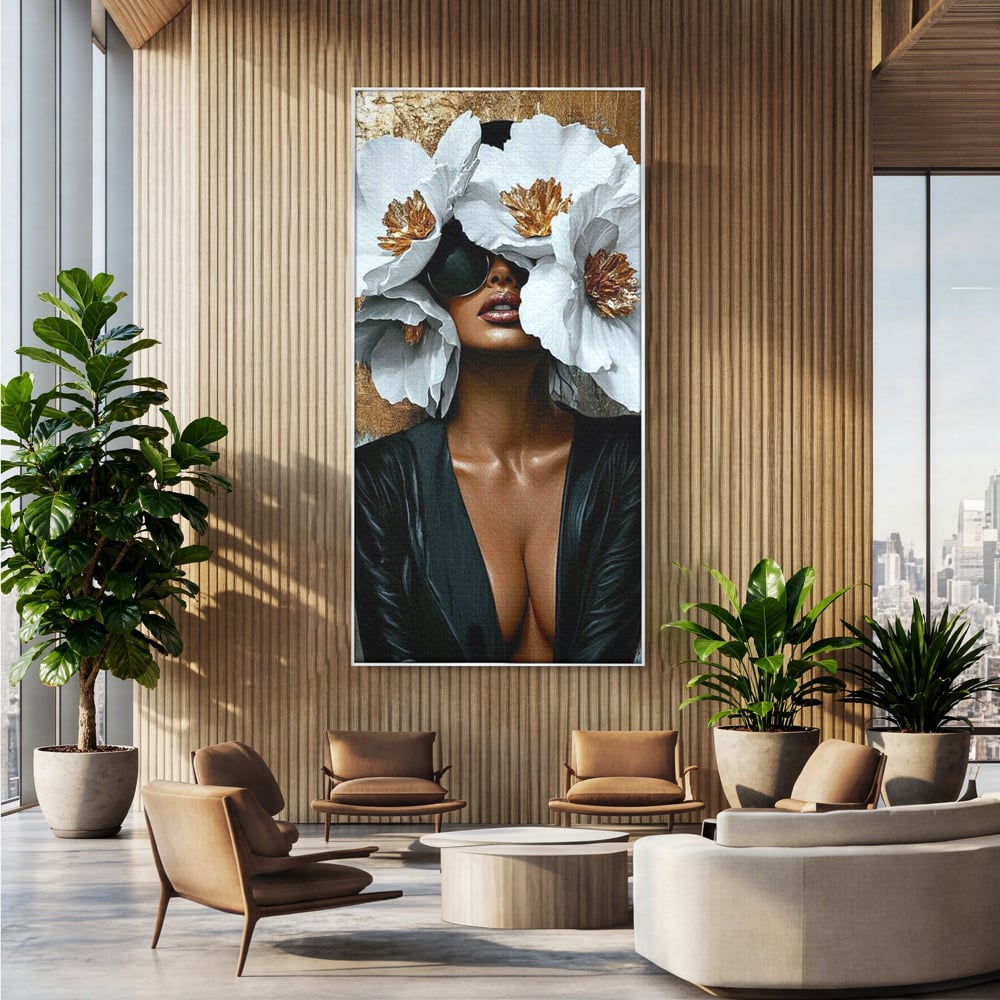 Tablou canvas cu tablou canvas cu silueta feminina, in rama de aluminiu argintiu, pe perete intr-un birou
