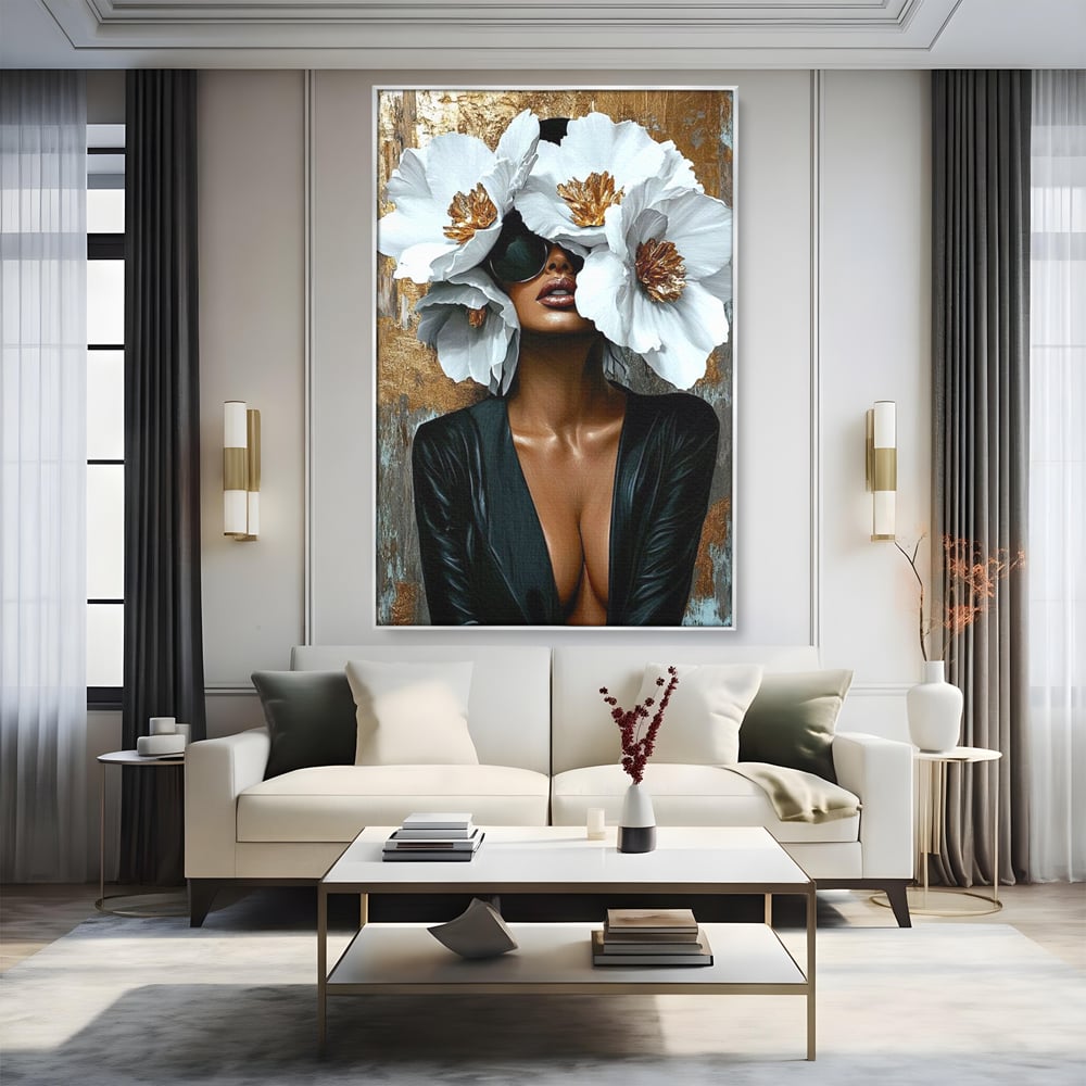 Tablou canvas cu tablou canvas cu silueta feminina, in rama de aluminiu argintiu, pe perete intr-un living