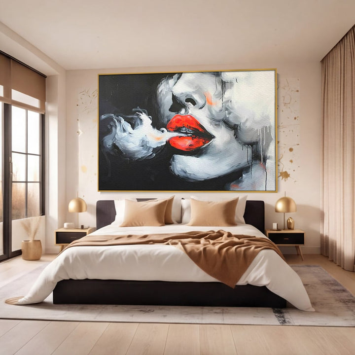 Tablou canvas cu tablou canvas cu buze rosii si fum, in rama de aluminiu auriu, pe perete intr-un dormitor