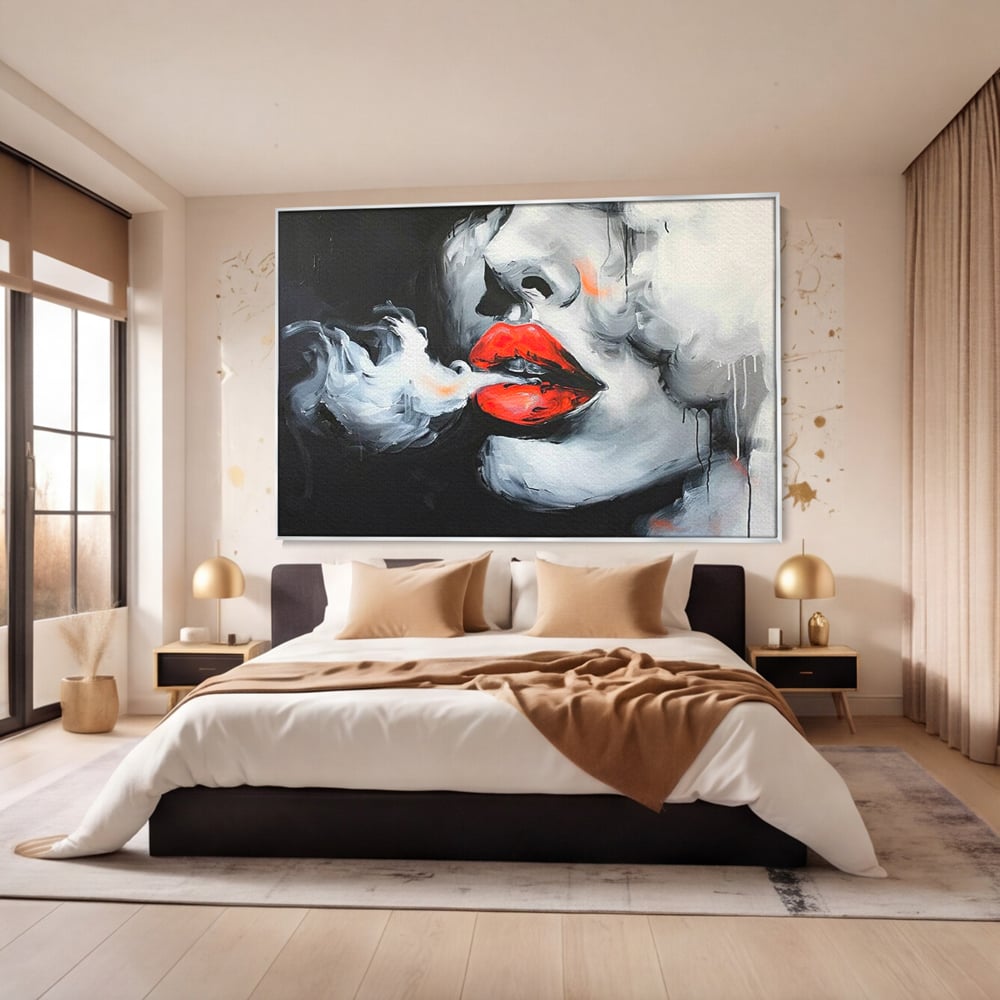 Tablou canvas cu tablou canvas cu buze rosii si fum, in rama de aluminiu argintiu, pe perete intr-un dormitor