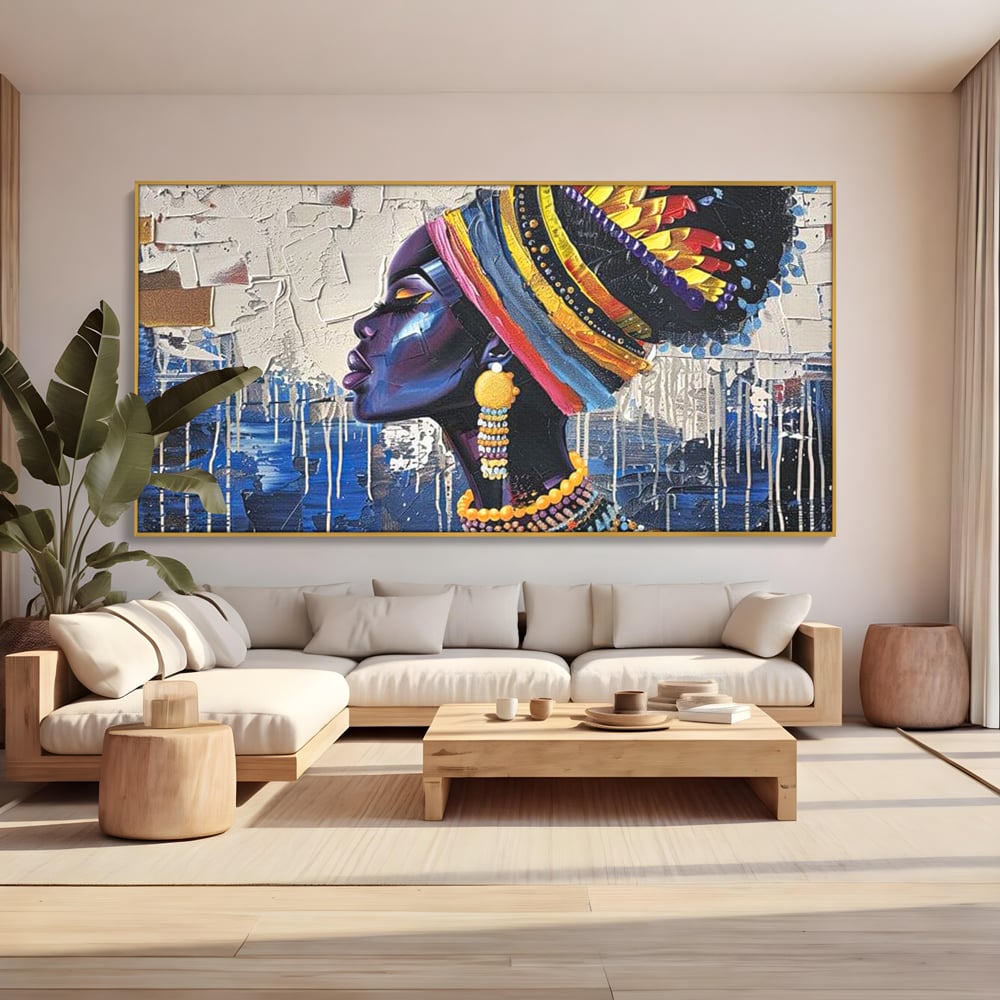 Tablou canvas cu tablou canvas cu regina africana in profil, in rama de aluminiu auriu, pe perete intr-un living