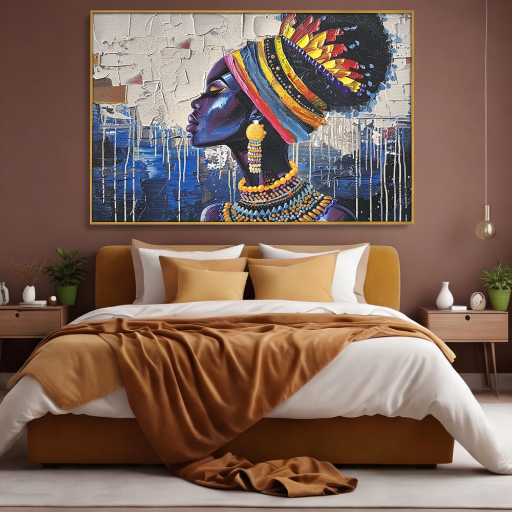 Tablou canvas cu tablou canvas cu regina africana in profil, in rama de aluminiu auriu, pe perete intr-un dormitor