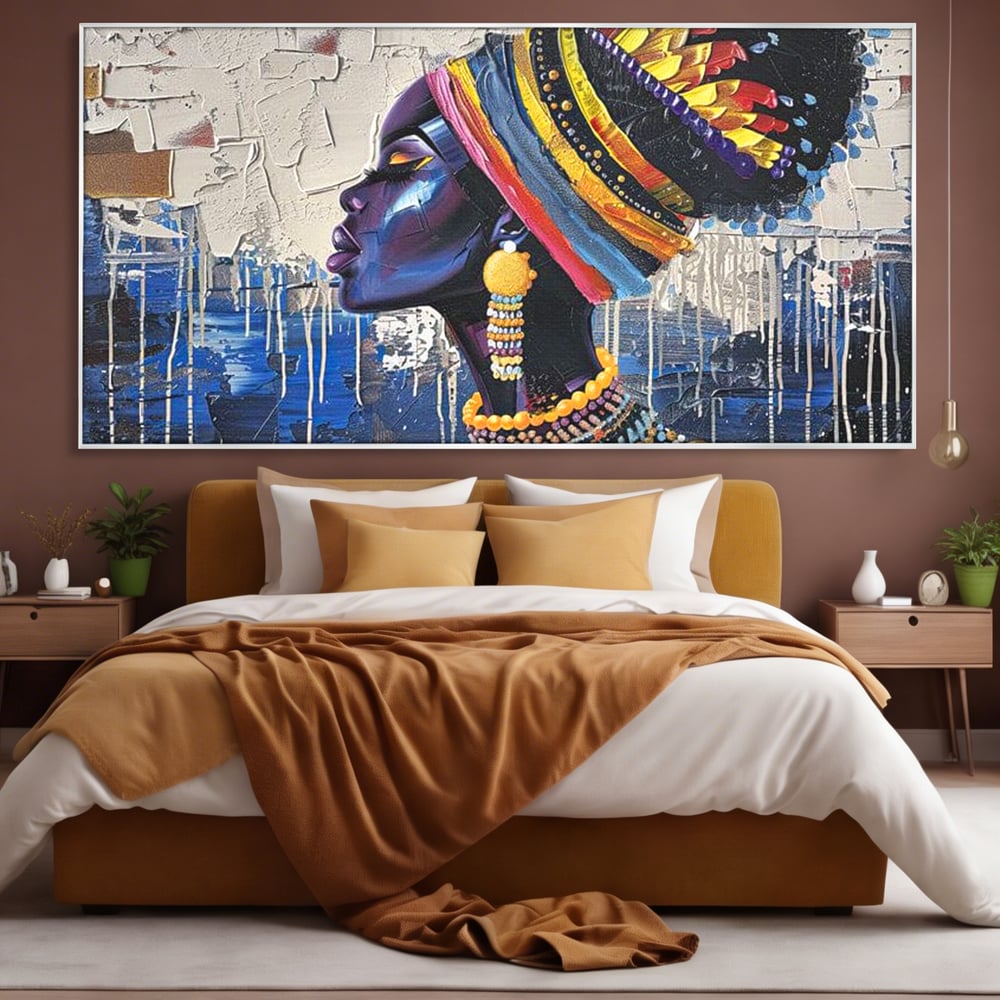 Tablou canvas cu tablou canvas cu regina africana in profil, in rama de aluminiu argintiu, pe perete intr-un dormitor