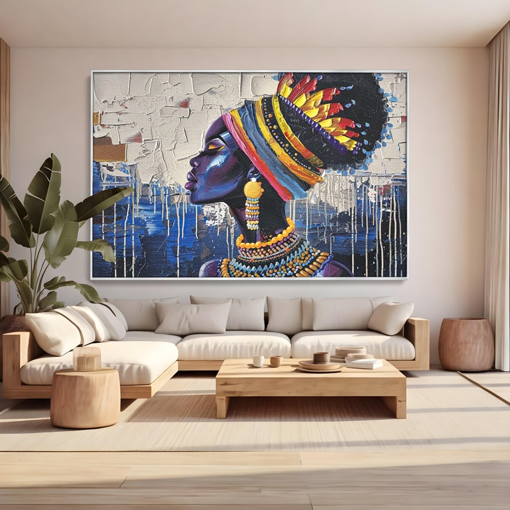 Tablou canvas cu tablou canvas cu regina africana in profil, in rama de aluminiu argintiu, pe perete intr-un living