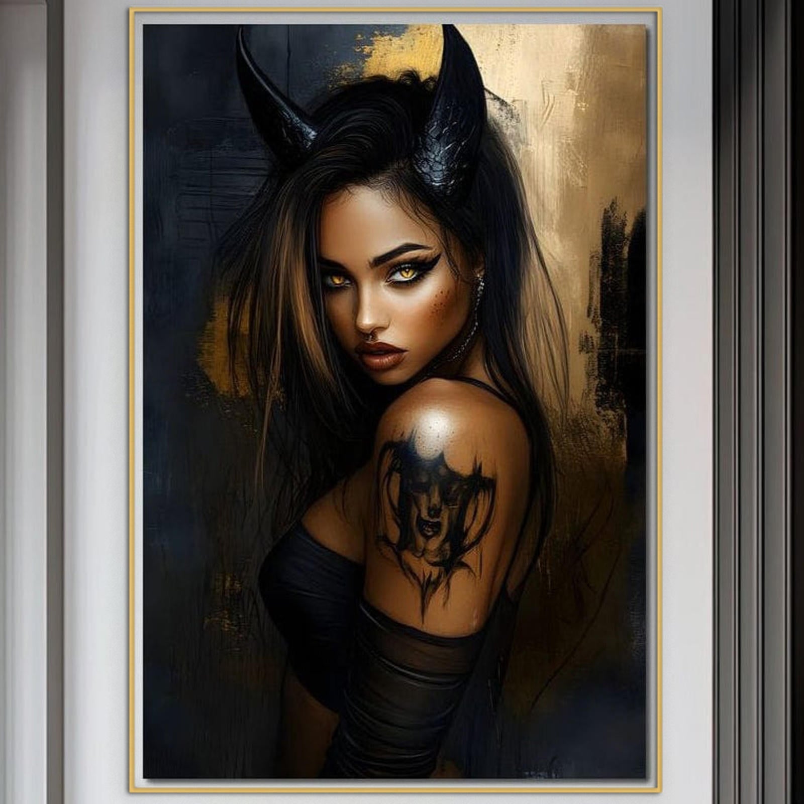 Tablou Canvas Premium, LuxCanva® G1192, Inger Intunecat,Portret, Dark, Fantasy, Coarne, Tatuaj, Aur, Negru, Rebela, Neamblanzita, Lumini, Umbre, Pericol, Birou, Living, Dormitor