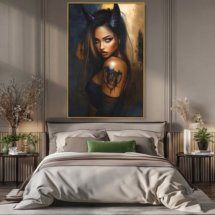 Tablou canvas cu tablou canvas cu portret de femeie demon, in rama de aluminiu auriu, pe perete intr-un dormitor