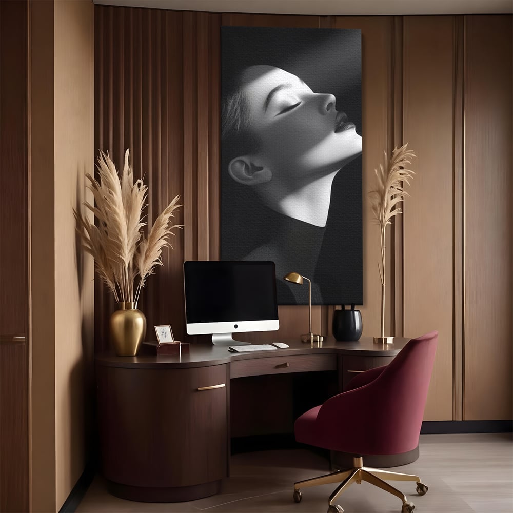 Tablou canvas cu tablou canvas portret alb-negru femeie, fara rama, pe sasiu de lemn, pe perete intr-un birou