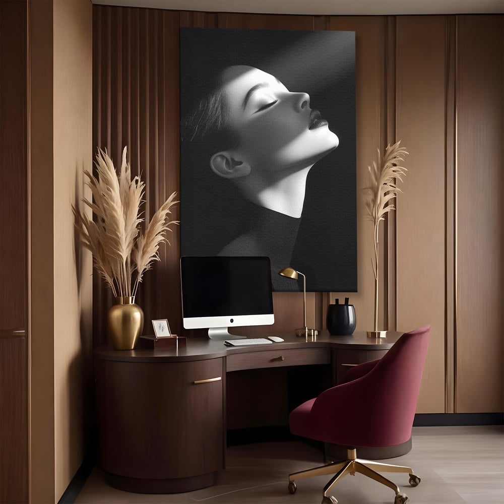 Tablou canvas cu tablou canvas portret alb-negru femeie, fara rama, pe sasiu de lemn, pe perete intr-un birou