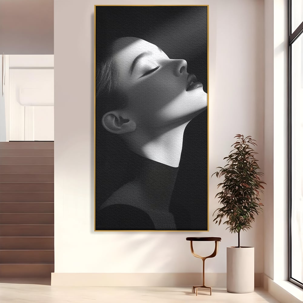 Tablou canvas cu tablou canvas portret alb-negru femeie, in rama de aluminiu auriu