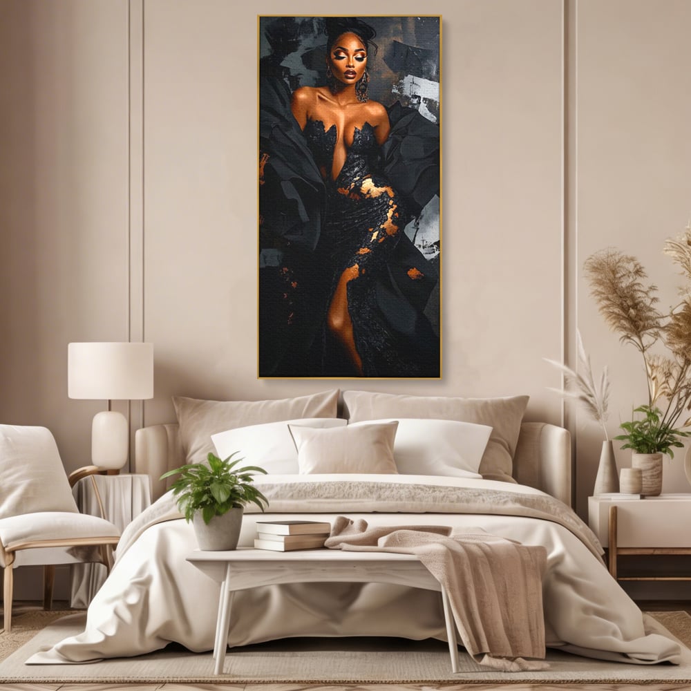 Tablou canvas cu tablou canvas cu portret de femeie, in rama de aluminiu auriu, pe perete intr-un dormitor