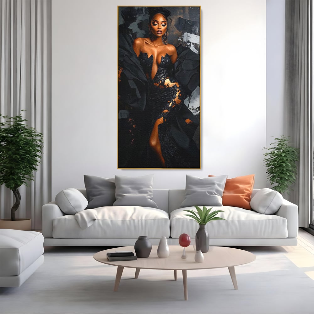 Tablou canvas cu tablou canvas cu portret de femeie, in rama de aluminiu auriu, pe perete intr-un living