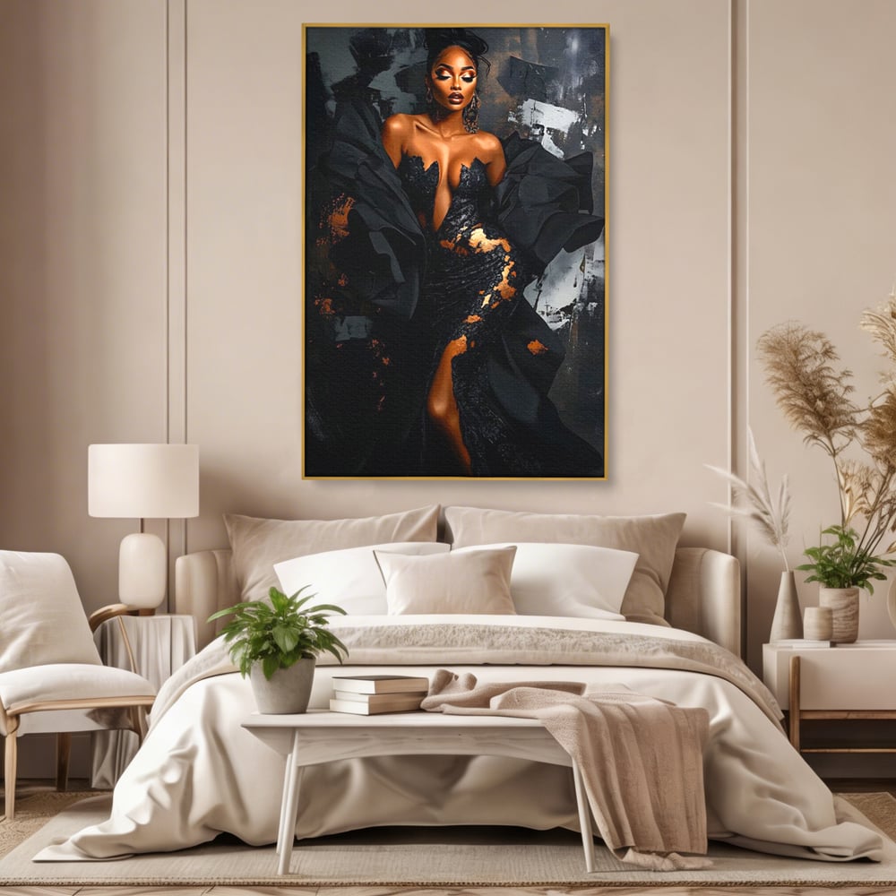 Tablou canvas cu tablou canvas cu portret de femeie, in rama de aluminiu auriu, pe perete intr-un dormitor