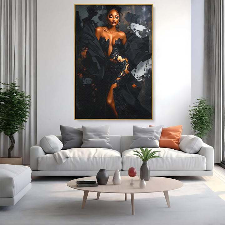 Tablou canvas cu tablou canvas cu portret de femeie, in rama de aluminiu auriu, pe perete intr-un living