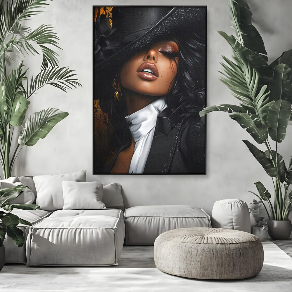 Tablou canvas cu tablou canvas cu femeie in joben si frac, in rama de aluminiu negru, pe perete intr-un living