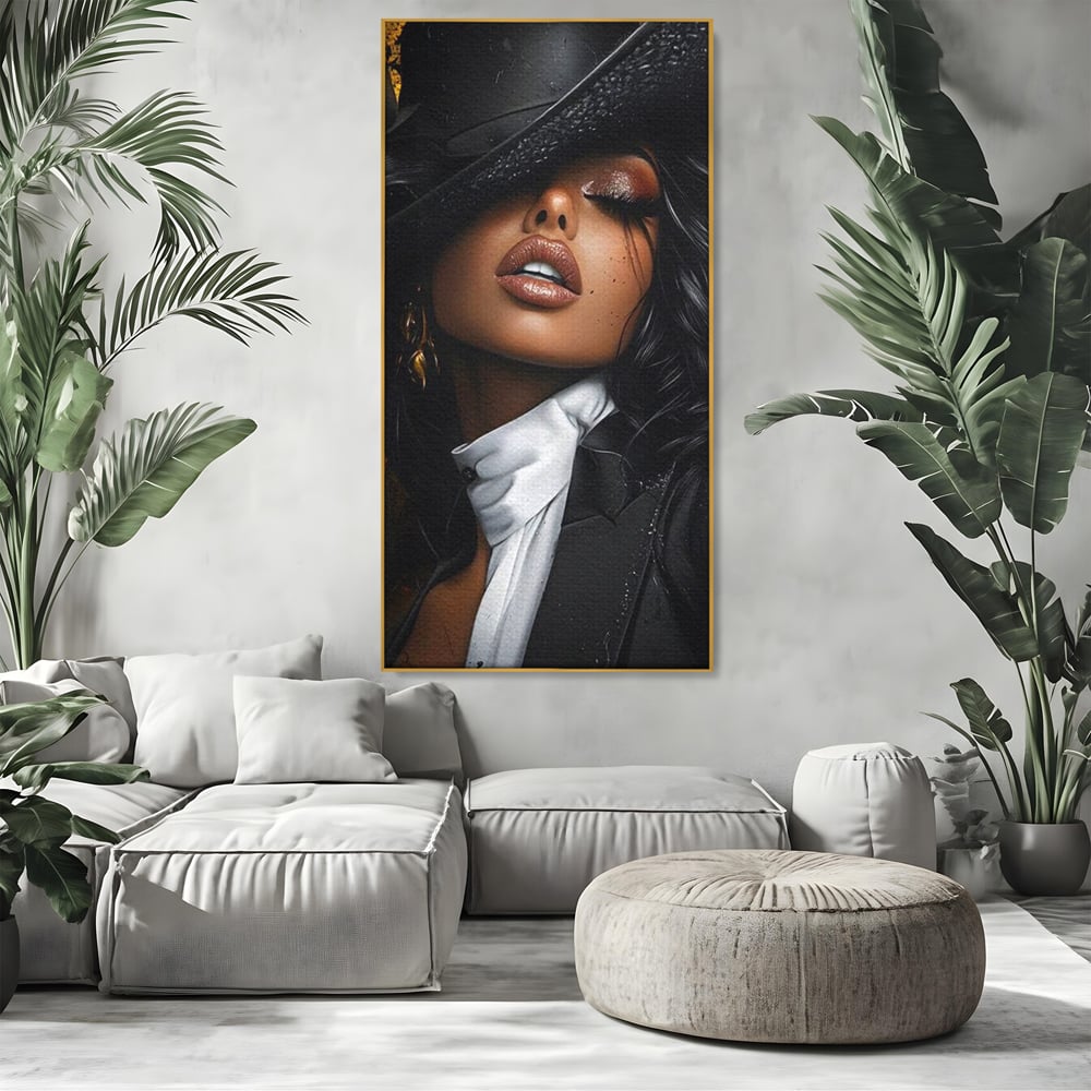 Tablou canvas cu tablou canvas cu femeie in joben si frac, in rama de aluminiu auriu, pe perete intr-un living