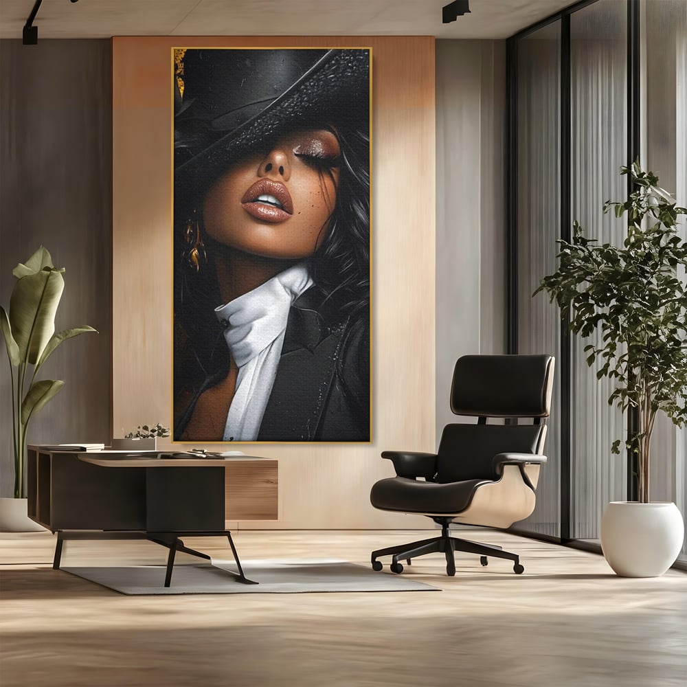 Tablou canvas cu tablou canvas cu femeie in joben si frac, in rama de aluminiu auriu, pe perete intr-un birou
