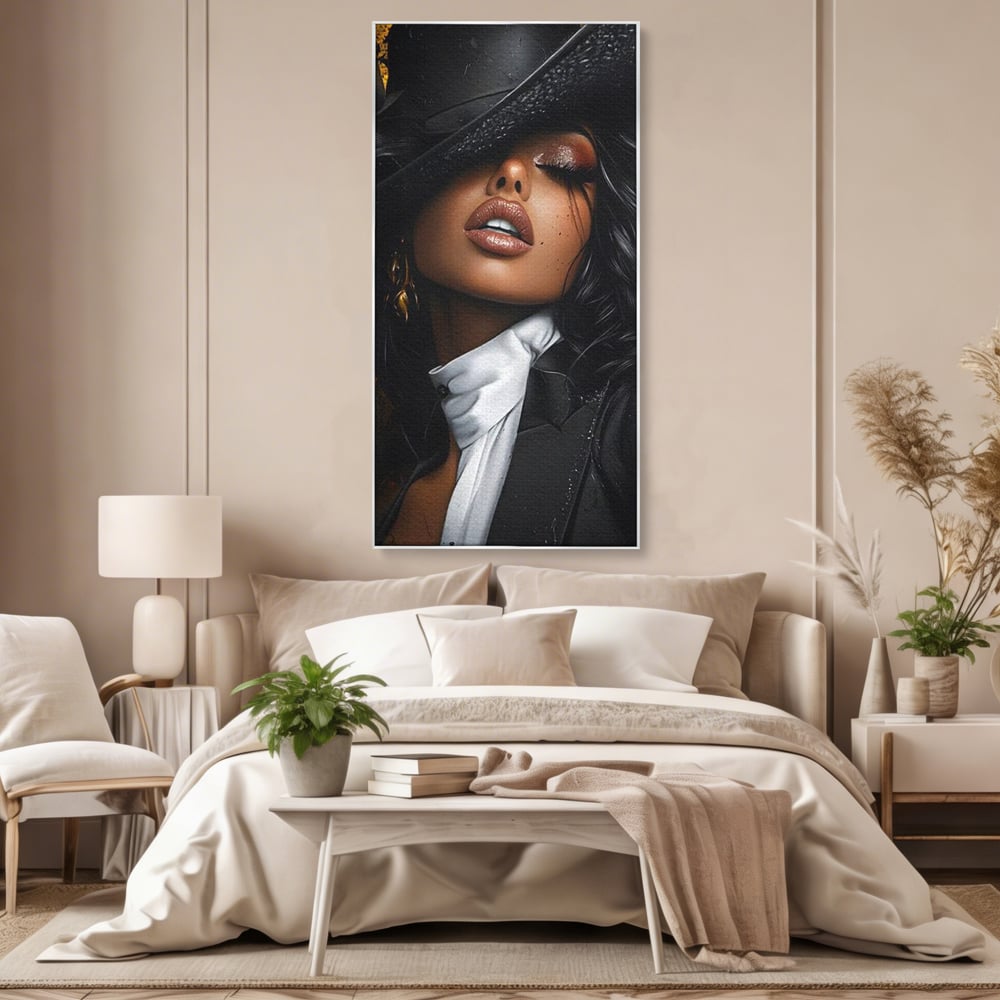 Tablou canvas cu tablou canvas cu femeie in joben si frac, in rama de aluminiu argintiu, pe perete intr-un dormitor
