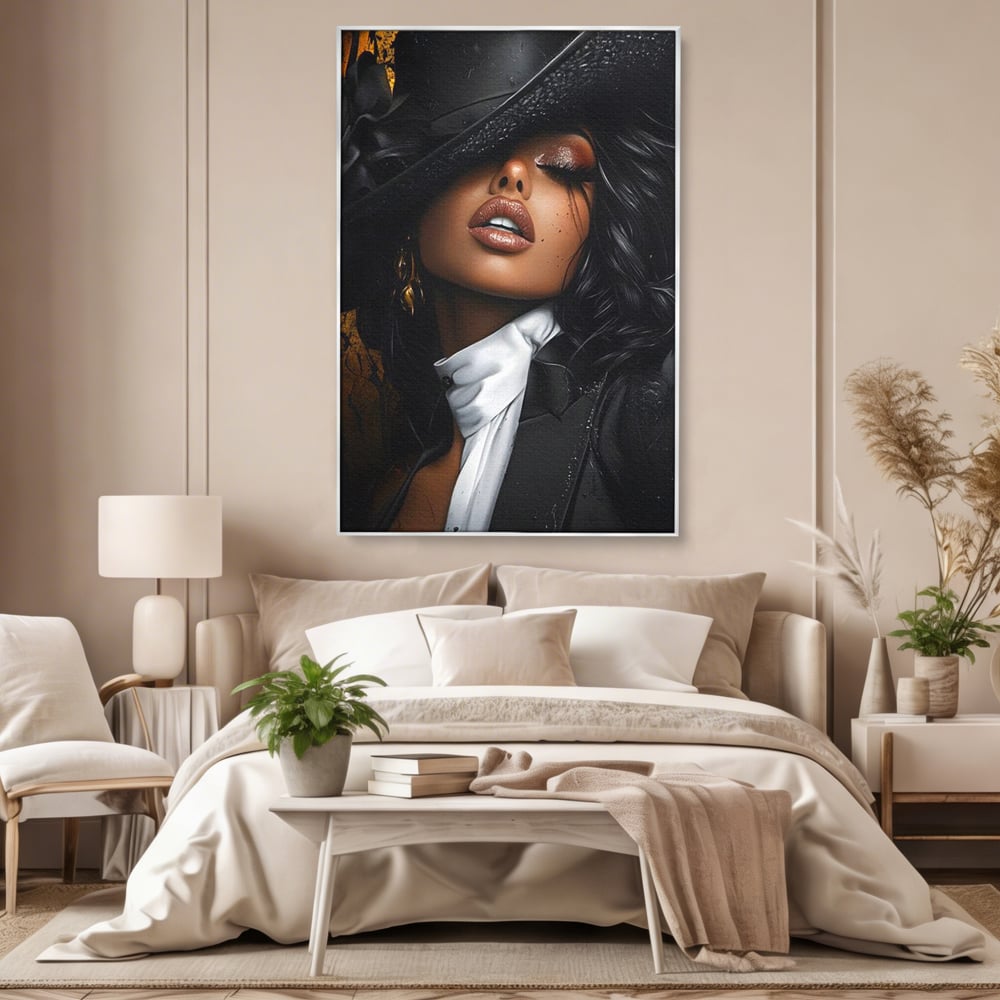 Tablou canvas cu tablou canvas cu femeie in joben si frac, in rama de aluminiu argintiu, pe perete intr-un dormitor