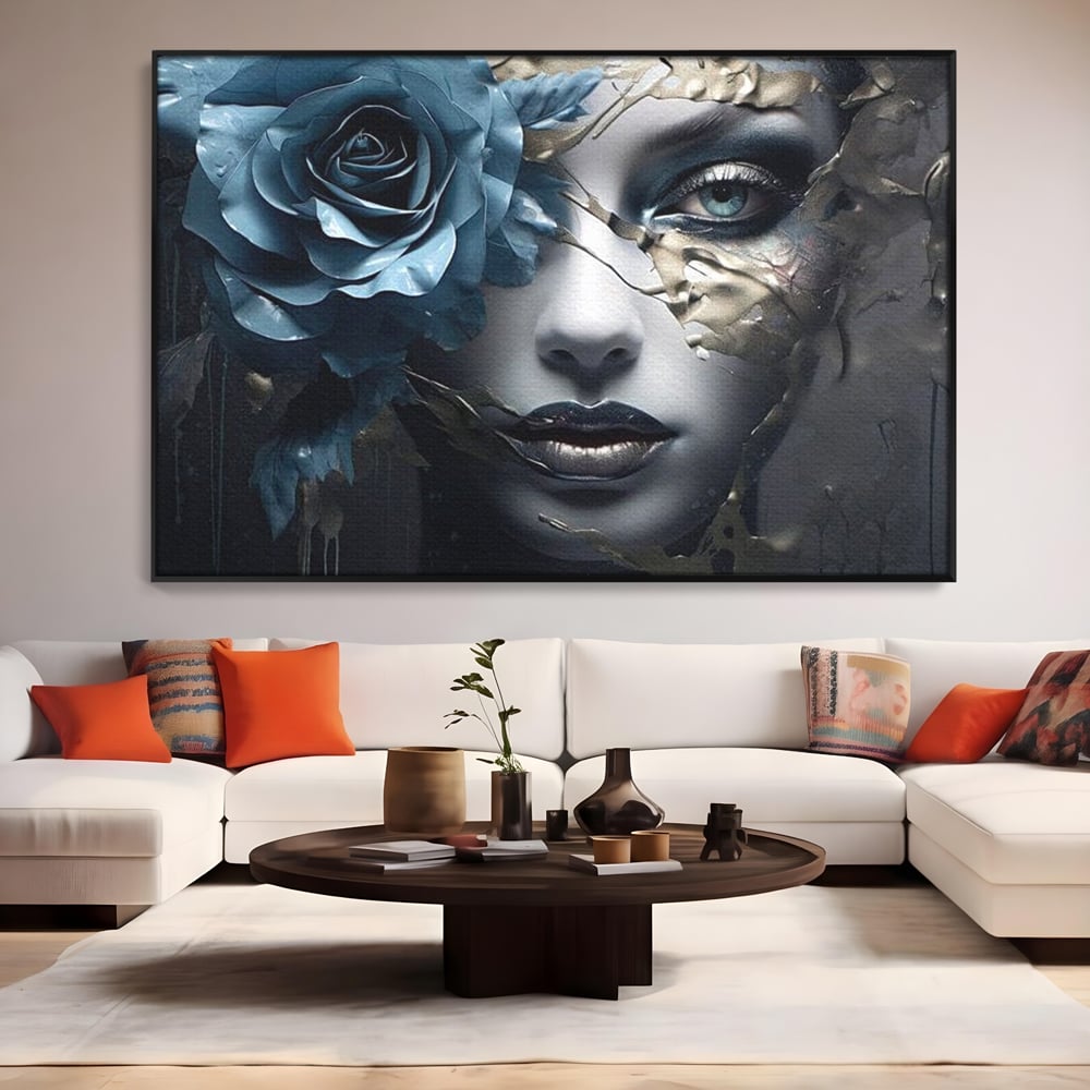 Tablou canvas cu tablou canvas cu chip de femeie si trandafir albastru, in rama de aluminiu negru, pe perete intr-un living