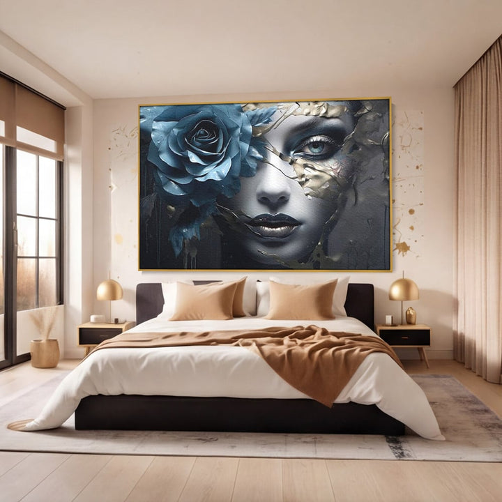 Tablou canvas cu tablou canvas cu chip de femeie si trandafir albastru, in rama de aluminiu auriu, pe perete intr-un dormitor