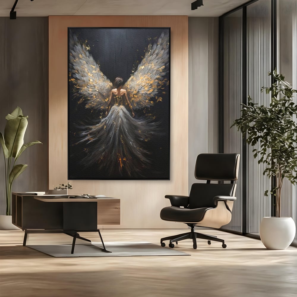 Tablou canvas cu tablou canvas cu inger si aripi, in rama de aluminiu negru, pe perete intr-un birou