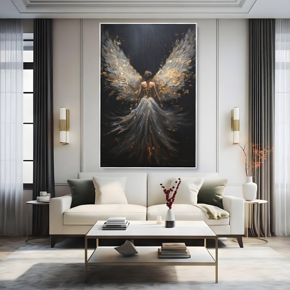 Tablou canvas cu tablou canvas cu inger si aripi, in rama de aluminiu argintiu, pe perete intr-un living