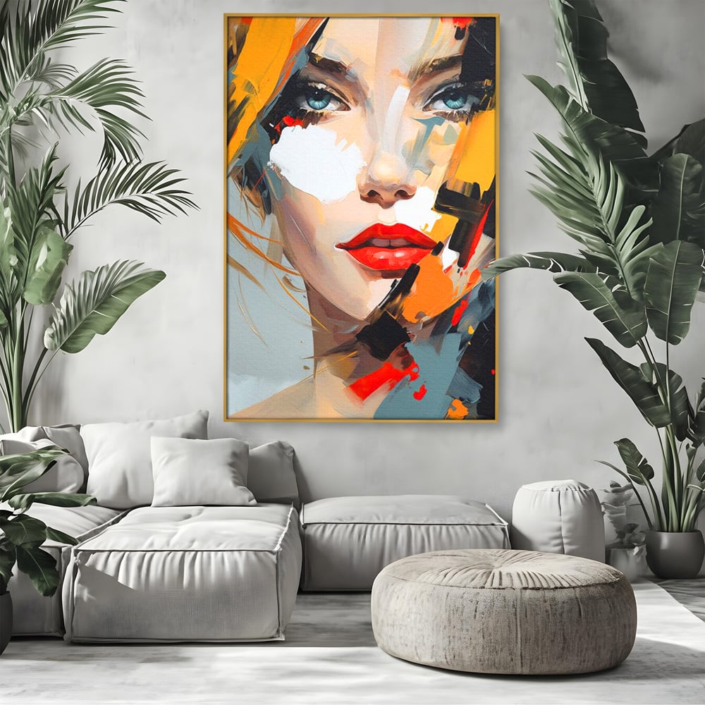 Tablou canvas cu tablou canvas cu chip de femeie, in rama de aluminiu auriu, pe perete intr-un living